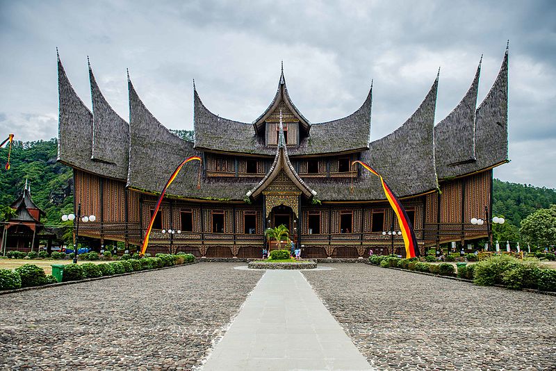 Siapa Kepala dalam Rumah Adat? Menyelami Struktur Sosial dan Kepemimpinan Komunal dalam Hukum Adat Indonesia