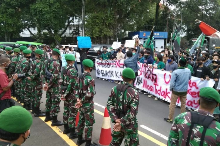 Keterlibatan TNI dalam Pengamanan Demonstrasi: Apakah Sesuai dengan Konsep Pemisahan Fungsi Pertahanan dan Keamanan Negara?